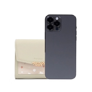 Petit portefeuille vert à trois volets en similicuir comparé à un smartphone