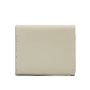Gros plan du portefeuille minimaliste en cuir PU beige montrant coutures et texture