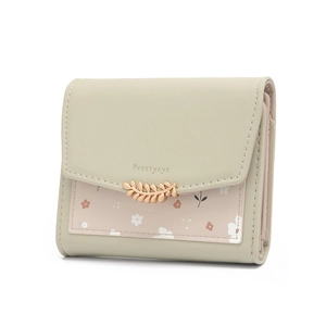 Vue latérale détaillée d'un portefeuille vert en cuir PU avec motifs floraux et fermoir feuille