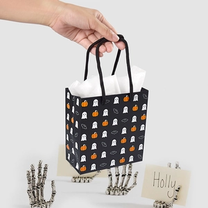Halloween Geschenktüte mit Geistern und Kürbissen von Model gehalten für festliche Stimmung