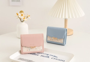 Détail de portefeuilles pour femmes en rose lotus et bleu avec fermoirs feuilles dorées