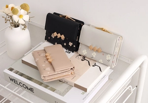 Dreifach gefaltete Blumen-Geldbörsen aus PU-Leder in Schwarz, Beige und Rosa mit Goldverschluss