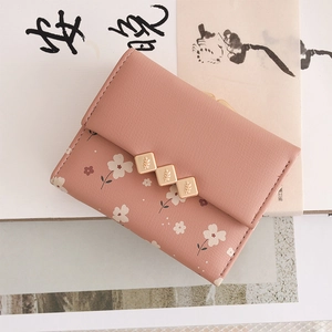 Details des blumigen rosa PU-Leder-Portemonnaies mit eleganten goldfarbenen Blattschnallen