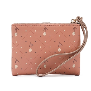 Dettaglio del portafoglio in pelle PU rosa con stampa di tulipani, zip e cinturino da polso