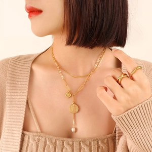 Collier double rang plaqué or 18K avec pendentifs cœur, pièce de monnaie et perle