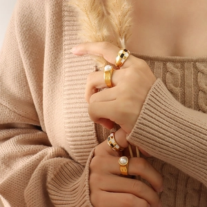 Retro 18K gold plated titanium ring set with white pearls and checkerboard pattern