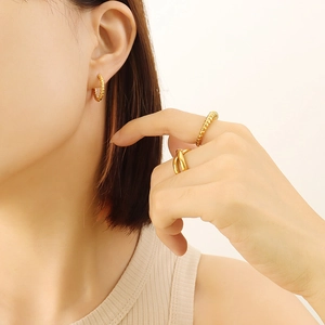 Boucles d'oreilles créoles et bagues en acier inoxydable plaqué or 18 carats style français