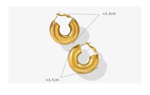 Detail of 3.1cm and 3.3cm chunky gold U-shaped hoop earrings in polished titanium steel