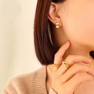 Parure de bijoux dorés avec collier pendentif cruche rayée, bagues et boucles d'oreilles