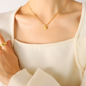 Collier chaîne serpent dorée avec pendentif Lucky et ensemble de bagues minimalistes