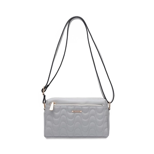 Détail du sac bandoulière gris matelassé avec fermeture éclair dorée et logo en métal