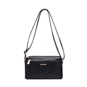 Détail du sac bandoulière noir avec motif matelassé vague et plaque logo dorée