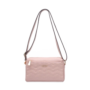 Détail du sac à bandoulière rose clair avec plaque en métal et surpiqûres ondulées
