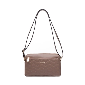 Détail du sac bandoulière matelassé marron foncé avec coutures ondulées et logo métal