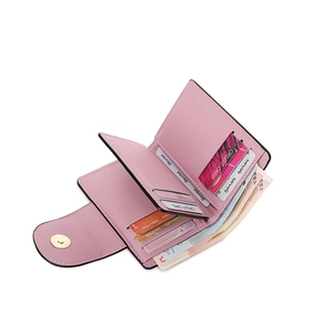 Interno del portafoglio in pelle PU rosa con scomparti per carte e tasca per banconote