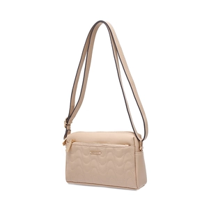 Détail du sac bandoulière matelassé beige avec motifs ondulés et finitions dorées