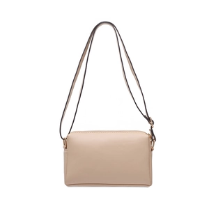 Détail de la pochette matelassée beige minimaliste avec boucle en métal doré