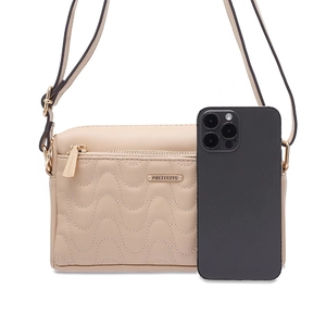 Sac bandoulière beige matelassé présenté à côté d'un smartphone pour la taille