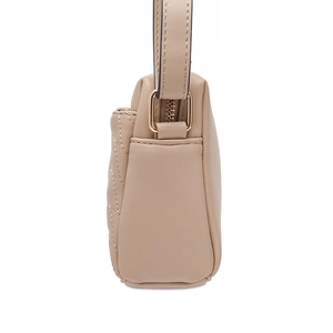 Détail latéral du sac à main matelassé beige avec anneau en D doré et coutures précises