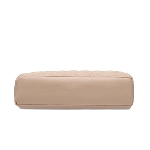 Détails des coutures de base et matelassage sur le sac bandoulière beige pour femme