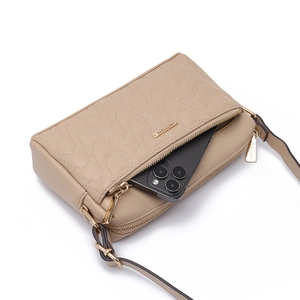 Sac à bandoulière matelassé beige avec double fermeture éclair et logo doré pour téléphone