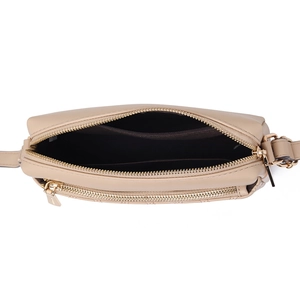 Vue de dessus d'un sac bandoulière beige matelassé avec compartiment zippé doré