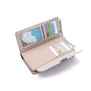 Détail du portefeuille long beige avec fentes pour cartes et fenêtre photo pliée
