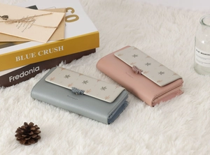 Compartiments internes détaillés de l'embrayage floral Prettyzys avec porte-cartes