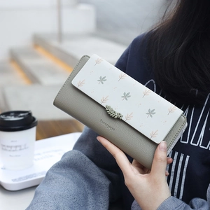 Portefeuille long en cuir PU pour femme avec imprimé floral, rabat feuille et dragonne chic