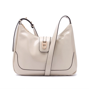 Détail du sac hobo en cuir PU beige avec boucle en métal doré et lettrage Pretty