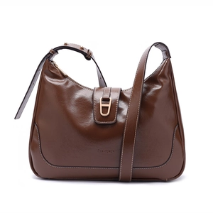 Détails du sac sous le bras en cuir marron avec boucle dorée et coutures soignées