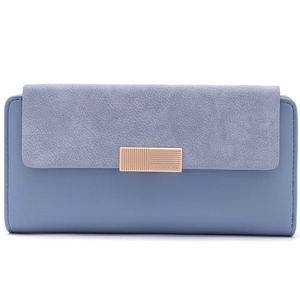 Détail du portefeuille en cuir bleu-violet avec rabat mat et boucle métallique dorée