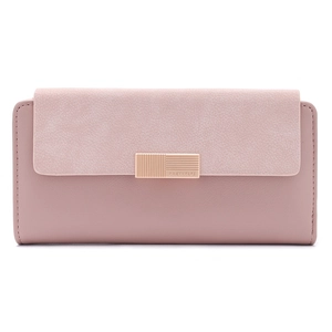 Détail du portefeuille long rose poudré avec boucle métallique et cuir texturé premium