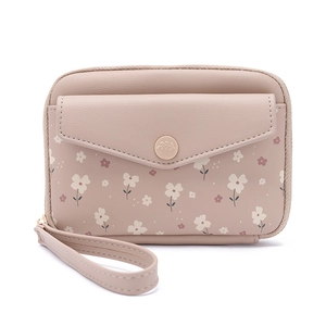 Détail du protège-passeport floral en cuir avec dragonne et fermeture à bouton pression