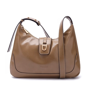 Vue détaillée de la texture du cuir PU brillant et du logo Prettyzys sur le sac kaki