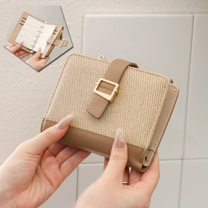Nahaufnahme einer modischen Mini-Ringbuch-Geldbörse in Beige und Braun mit Goldverschluss
