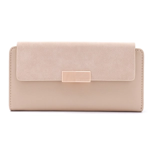 Détail du portefeuille long bicolore avec boucle en métal doré et finition en cuir texturé