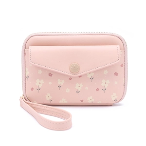 Détail du portefeuille en cuir à fleurs roses avec bouton pression feuille dorée et dragonne