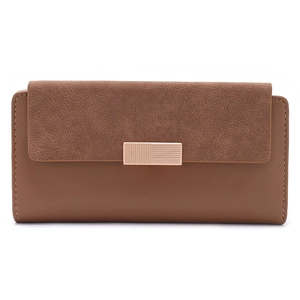 Détail macro de la texture en cuir synthétique marron et boucle dorée du long portefeuille