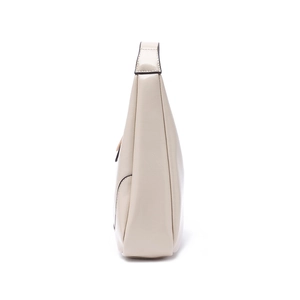 Vue latérale du sac hobo crème avec structure incurvée élégante et bords noirs peints
