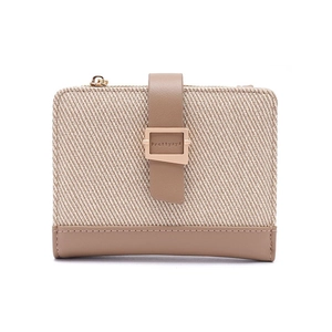 Detail der Khaki-Twill-Patchwork-Brieftasche mit braunem Kunstlederriemen und Metallschnalle