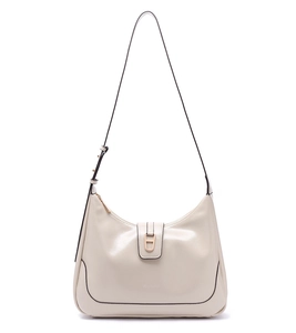 Détail du sac hobo crème montrant la texture du cuir lisse et la boucle dorée
