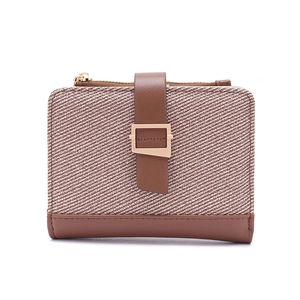 Detail der Prettyzys Brieftasche mit Webstruktur, Lederriemen und goldener Schnalle