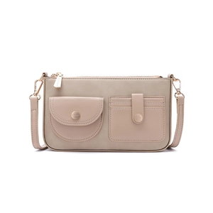 Dettaglio della borsa a tracolla in nylon beige con doppie tasche frontali e fibbie dorate