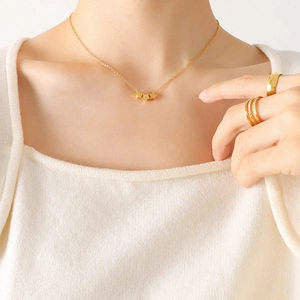 Collier Pendentif Étoiles Minimaliste Acier Titane Plaqué Or 18K Bijoux Pour Femmes Style Élégant