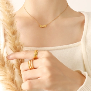 Collier minimaliste en acier inoxydable plaqué or 18 carats avec pendentifs étoiles