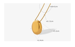 Vue détaillée d'un collier pendentif ovale doré avec dimensions et surface polie