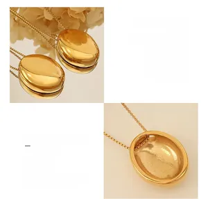 Vue détaillée de la finition plaquée or 18K sur un pendentif ovale en acier titane