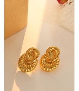 Details von 18K vergoldeten Titanstahl-Ohrringen mit Retro-Muscheltextur und Spiraldesign