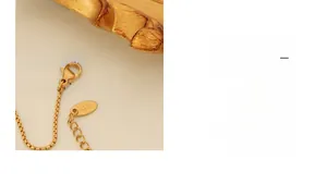 Détail du collier à pendentif ovale plaqué or 18 carats avec gravure K18 et fermoir
